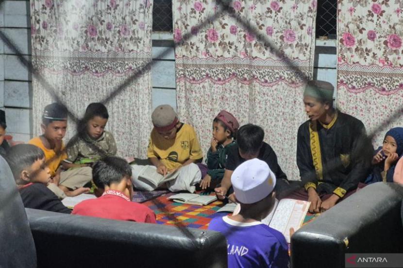 Anak-Anak Gayo Lues Tetap Semangat Mengaji Meski Diterpa Banjir