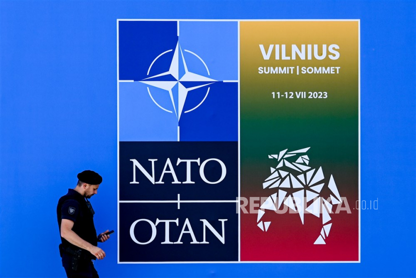 Seorang petigas keamanan berada di lokasi pertemuan NATO di Vilnius, Lithuania,  Ahad (9/7/2023).  