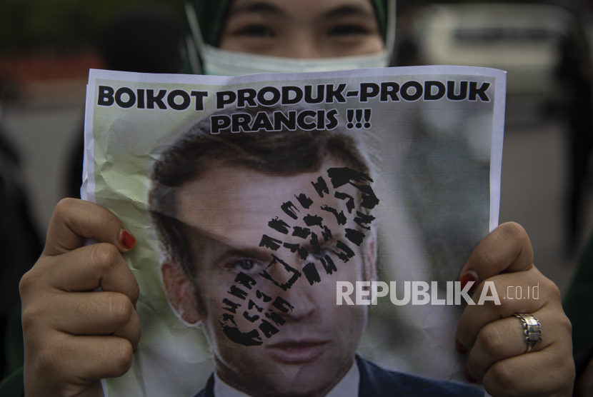 Turki menilai Macron telah membawa bara Perang Salib gaya baru. Pengunjuk rasa menggelar aksi boikot produk Prancis di Palembang, Sumatra Selatan, Jumat (6/11).