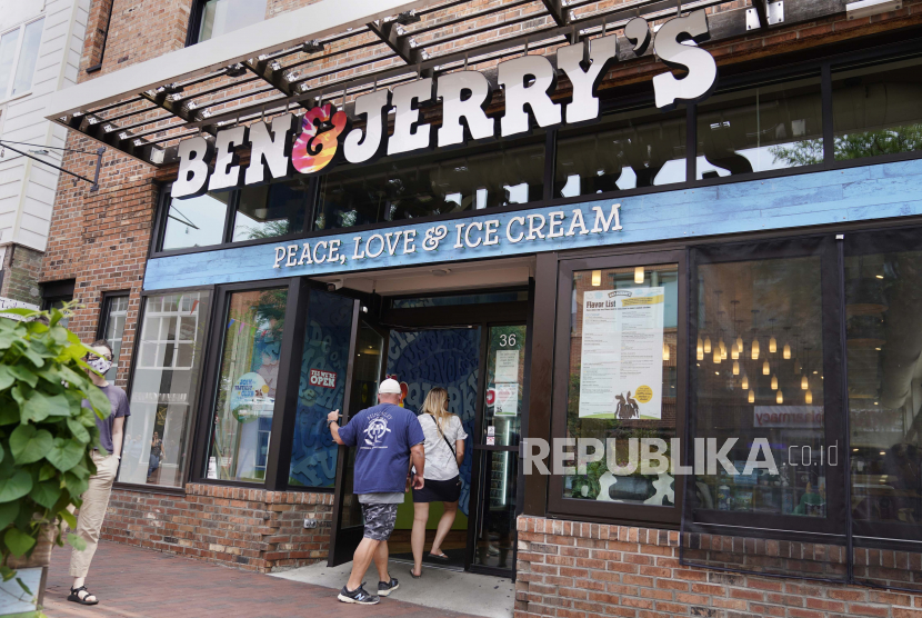  Dua pelanggan memasuki toko Es Krim Ben & Jerry, Selasa, 20 Juli 2021, di Burlington, Vt. Ben & Jerry