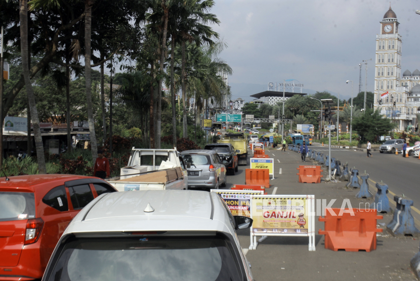 Sejumlah kendaraan dengan tujuan jalur wisata Puncak terjebak kemacetan di Gadog, Kabupaten Bogor, Jawa Barat, Jumat (3/9/2021). Kepadatan kendaraan tersebut terjadi imbas dari pemberlakuan sistem ganjil genap memasuki kawasan wisata Puncak Bogor. 