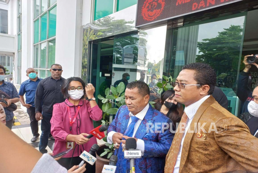 Pengacara terdakwa kasus penjualan barang bukti narkotika Inspektur Jenderal Polisi Teddy Minahasa, Hotman Paris Hutapea menilai kasus ini belum bisa disidangkan,  Jakarta Barat, Kamis (2/2/2023). 