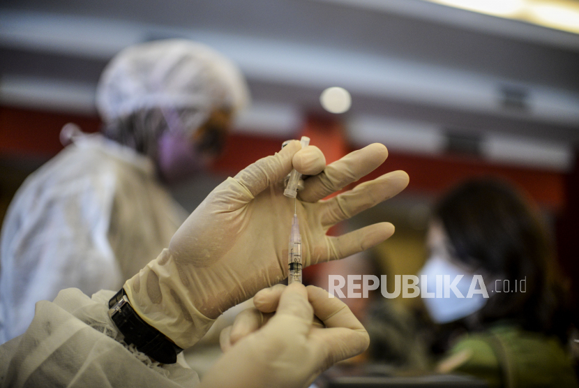 Petugas menyiapkan vaksin booster Covid-19 untuk disuntikan kepada warga di Jiexpo Kemayoran, Jakarta, Sabtu (22/1/2022). Pemerintah Provinsi DKI Jakarta mencatat pada Jumat (21/1/2022), vaksinasi booster di Ibu Kota telah mencapai 216.726 orang dengan sasaran warga berusia 18 tahun keatas mencapai sekitar delapan juta orang. Republika/Putra M. Akbar
