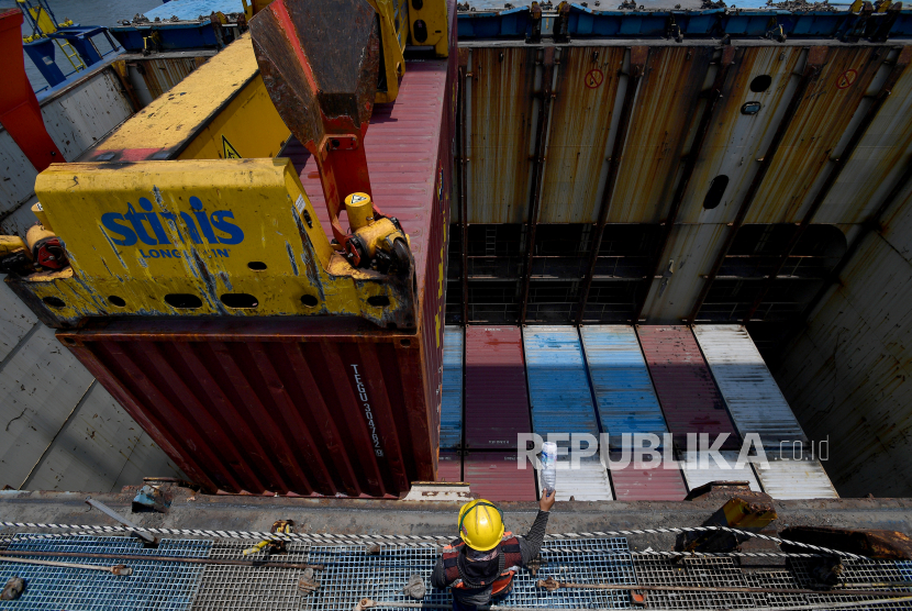 Pekerja memantau bongkar muat peti kemas di Pelabuhan Tanjung Priok, Jakarta Utara (ilustrasi). Pemerintah dan industri didorong untuk merealisasikan pemulihan ekonomi sebelum memasuki Pemilu 2024.
