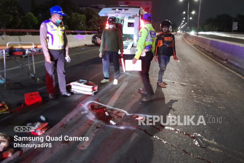 Petugas Satlantas Polrestabes Bandung tengah melakukan olah TKP peristiwa tabrakan sepeda motor lawan mobil.