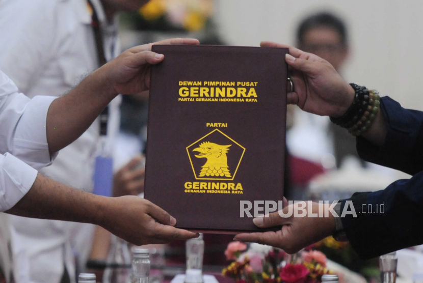 Ketua KPU Hasyim Asyari (kanan) bersama Sekjen Partai Gerindra Ahmad Muzani (kiri) saat penyerahan berkas pendaftaran bakal calon legislatif di Kantor KPU, Jakarta, Sabtu (13/5/2023). Partai Gerindra resmi mendaftarkan 580 bakal calon legislatif untuk DPR RI dan memenuhi syarat keterwakilan perempuan mencapai 35,3 persen atau 205 orang pada Pemilu 2024.