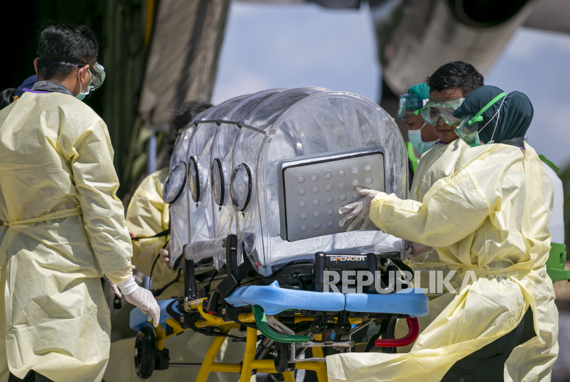 Tim medis menurunkan pasien positif terjangkit Covid-19 dari pesawat Hercules C-130 dan disemprot dengan desinfektan saat simulasi pemindahan pasien Covid-19 di Bandara Hang Nadim, Batam, Kepulauan Riau. (ilustrasi)