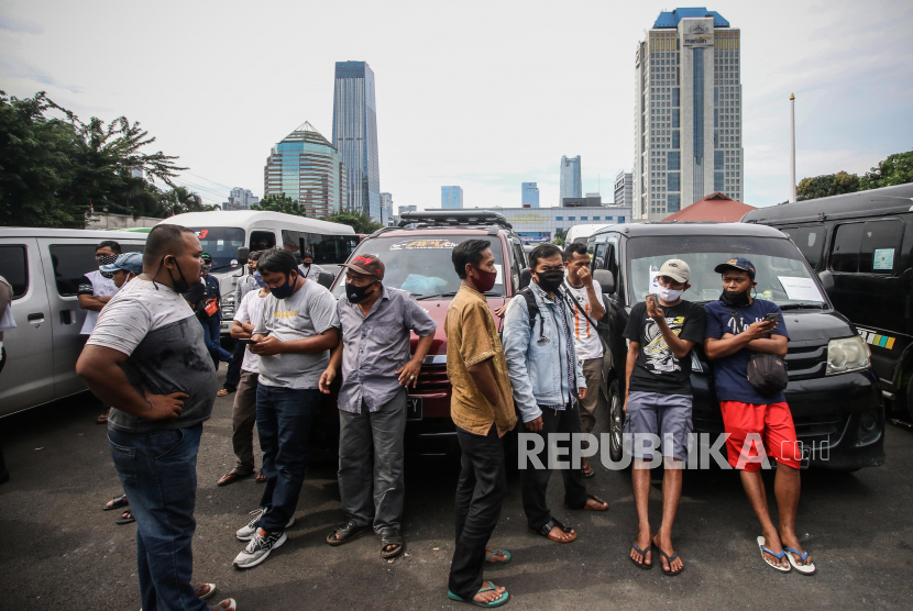 Pengemudi travel dan penumpangnya beristirahat usai terjaring dalam operasi penyekatan di Polda Metro Jaya, Jakarta, Senin (11/5/2020). Dalam kurun waktu tiga hari operasi penyekatan, yakni mulai 8-10 Mei, Polda Metro Jaya mengamankan 202 kendaraan travel gelap yang mencoba mengangkut pemudik ke luar dari Jakarta