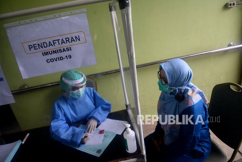 Petugas medis mendata warga saat proses simulasi uji coba vaksinasi Covid-19 di Puskesmas Tapos, Depok, Jawa Barat, Kamis (23/10). Pemerintah Kota Depok menggelar simulasi vaksinasi Covid-19 yang dilakukan sesuai dengan Standar Operasional Prosedur (SOP) dalam rangka kesiapan pemberian layanan vaksinasi Covid-19.Prayogi/Republika.