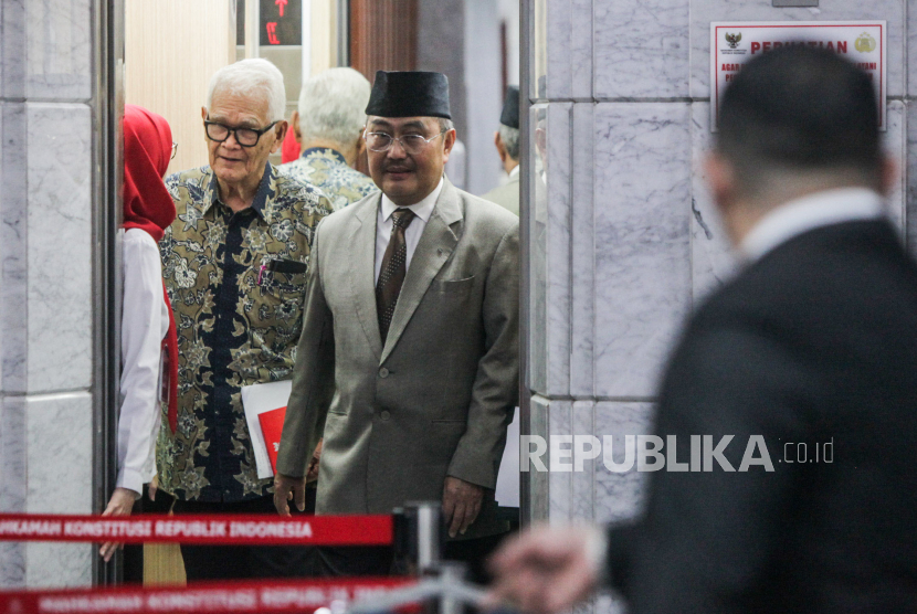 Ketua Majelis Kehormatan Mahkamah Konstitusi (MKMK), Prof Jimly Asshiddiqie usai bertemu dengan sembilan hakim konstitusi di Mahkamah Konstitusi, Jakarta Pusat, Senin (30/10/2023).
