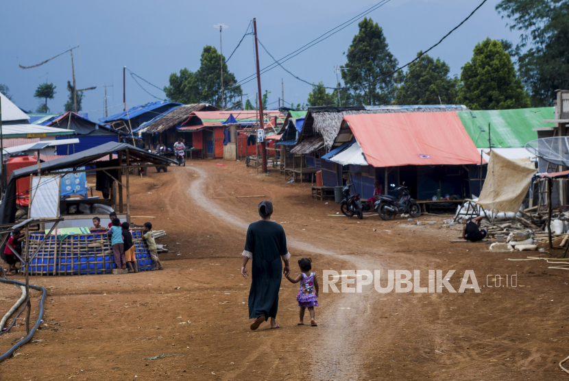 Warga penyintas bencana beraktivitas di sekitar tenda hunian sementara (Huntara) di Desa Banjarsari, Lebak, Banten, Selasa (17/11).