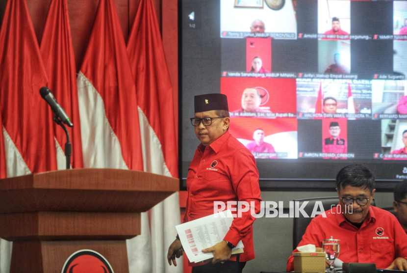 Sekjen PDIP Hasto Kristiyanto bersiap menyampaikan paparan saat pembekalan kepala daerah terpilih di Sekolah Partai PDIP, Lenteng Agung, Jakarta, Rabu (12/2/2025). Pembekalan gelombang pertama yang digelar secara hybrid tersebut diikuti 142 kepala daerah yang baru pertama terpilih di Pilkada 2024.  Dengan Pembekalan ini diharapkan kepala daerah dari PDIP tersebut memiliki bekal pengetahuan terkait kondisi geopolitik serta konsep NKRI. Selain itu pembekalan ini sebagai upaya saling mengintegrasikan pemikiran serta menunjukkan bagaimana visi-misi PDIP diturunkan berdasarkan amanat Pancasila dan UUD 45.