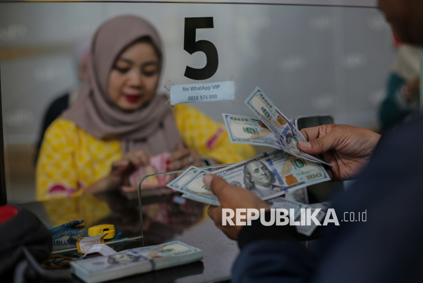 Warga membeli uang dolar Amerika Serikat (AS) di Kantor Valuta Inti Prima, Jakarta, Jumat (5/6/2026). Pada perdagangan Jumat (5/6/2026), rupiah dibuka melemah 0,08 persen ke level Rp 18.064 per dolar AS. Pada sekitar pukul 12.55 WIB, mata uang Garuda terpantau bergerak fluktuatif di posisi Rp 18.035 per dolar AS. Namun pada penutupan perdagangan hari ini terjadi perubahan. Nilai tukar (kurs) rupiah menguat 13 poin atau 0,07 persen. Posisi rupiah naik menjadi Rp18.036 per dolar AS dibanding kurs pada penutupan sebelumnya Rp18.049 per dolar AS.
