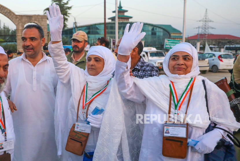 Jamaah haji Muslim Kashmir melambaikan tangan mereka saat mereka berangkat haji (ziarah ke Mekah), di Srinagar, ibukota musim panas Kashmir India, 05 Juni 2022. 