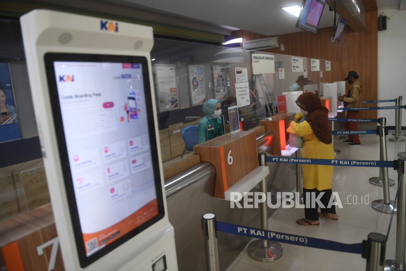 Sejumlah calon penumpang memesan tiket di loket Stasiun Pasar Senen, Jakarta (ilustrasi). Pelanggan KA Jarak Jauh dengan usia 18 tahun ke atas wajib telah melakukan vaksinasi ketiga (booster). Kebijakan berlaku untuk keberangkatan mulai 30 Agustus 2022.