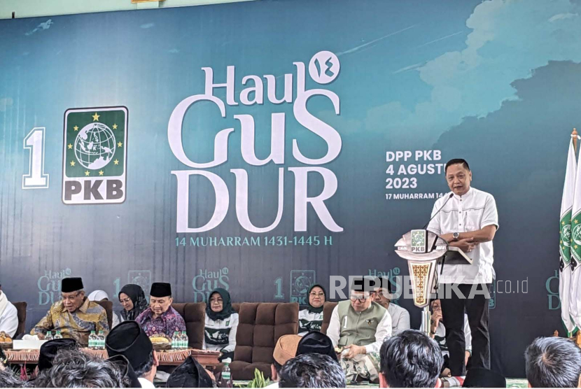 Mantan juru bicara Presiden ke-4 Republik Indonesia Abdurrahman Wahid atau Gus Dur, Adhie Massardi. Eks jubir Gus Dur, Adhie Massardi sebut PBNU dan PKB bertolak belakang.