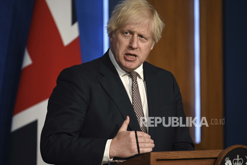Perdana Menteri Inggris Boris Johnson, tengah, berbicara selama pengarahan media tentang virus corona di Downing Street, London, Senin, 5 Juli 2021. 
