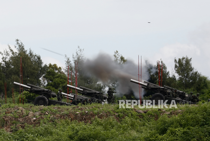  Tentara Taiwan menembakkan artileri selama latihan tembakan langsung di Pingtung, Taiwan, 09 Agustus 2022. Taiwan mengusulkan peningkatan 12,9 persen anggaran pertahanannya untuk 2023, Kamis (25/8/2022).