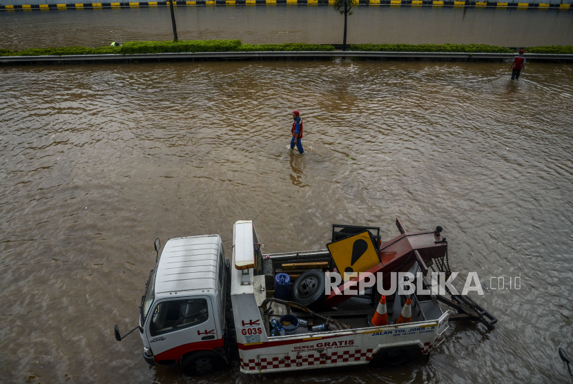 Sejumlah kendaraan terjebak banjir di ruas Tol TB Simatupang, Jakarta Selatan, Sabtu (20/2). Banjir yang disebabkan tingginya curah hujan tersebut menyebabkan kemacetan panjang di ruas tol tersebut. Republika/Putra M. Akbar