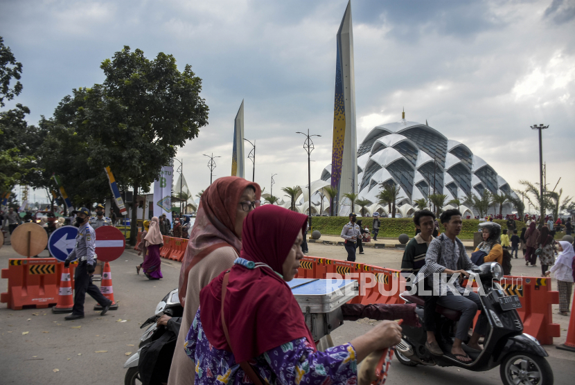 Warga beraktivitas saat uji coba rekayasa lalu lintas di Jalan Cimincrang, Gedebage, Kota Bandung, Kamis (12/1/2023). Dinas Perhubungan Provinsi Jawa Barat melakukan uji coba rekayasa lalu lintas bagi kendaraan yang akan menuju Masjid Raya Al Jabbar (MRAJ) yang bertujuan untuk mengurangi potensi kemacetan di kawasan tersebut. Waspada Anak Terpisah dari Orang Tua Saat Berada di Masjid Al Jabbar