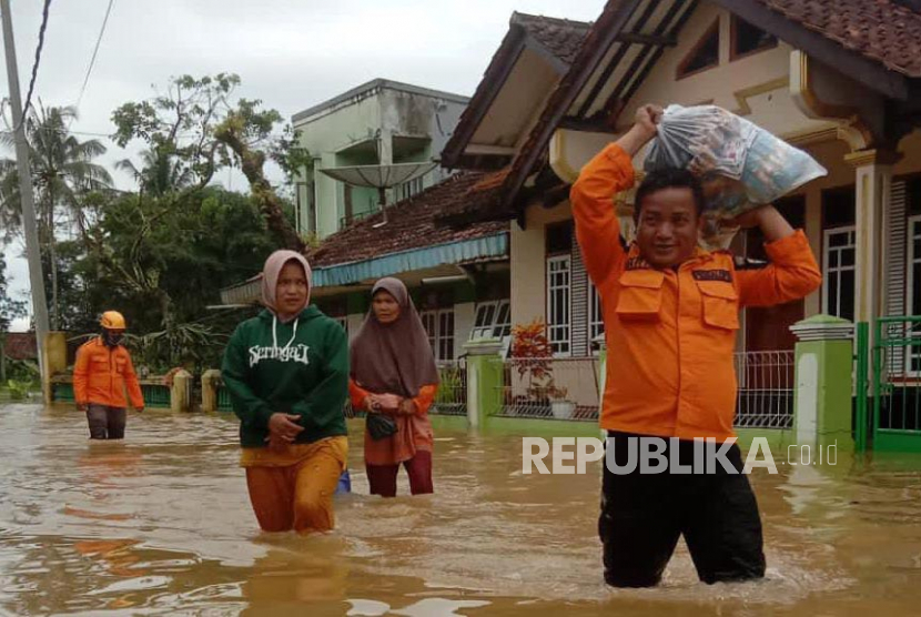 Sejumlah bencana banjir dan longsor serta tanggul jebol terjadi di wilayah Kabupaten Bandung pada Kamis (23/3/2/2023), akibat hujan deras yang berlangsung dini hari.
