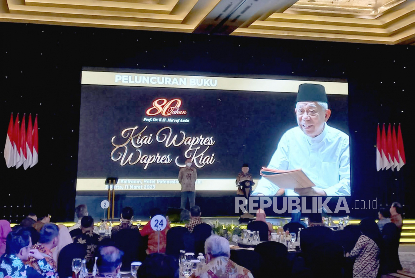 Wakil Presiden Maruf Amin saat meluncurkan Buku Kiai Wapres, Wapres Kiai dalam rangka perayaan ulang tahun ke-80 tahun di Kempinski Grand Ballroom, Jakarta, Sabtu (11/3/2023). 