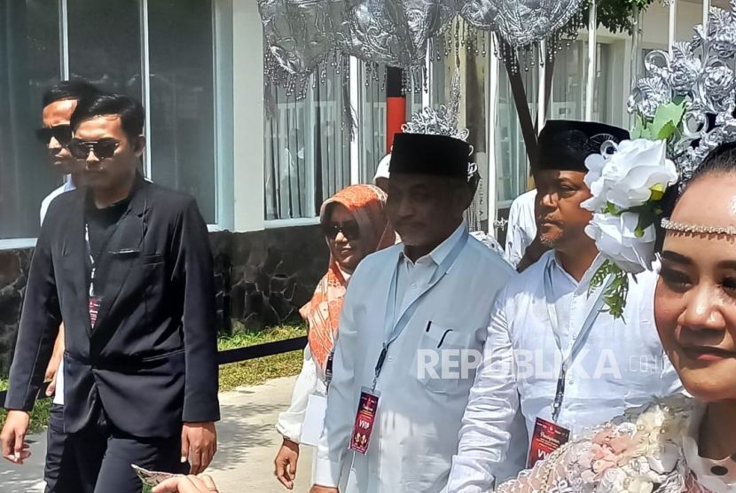 Pasangan bakal calon Gubernur Jawa Barat dan Wakil Gubernur Jawa Barat Ahmad Syaikhu-Ilham Habibie resmi mendaftarkan diri pada pemilihan Gubernur Jawa Barat ke Kantor KPU Jabar, Kamis (29/8/2024). Mereka diusung oleh tiga partai koalisi yaitu PKS, PPP dan Partai Nasdem.