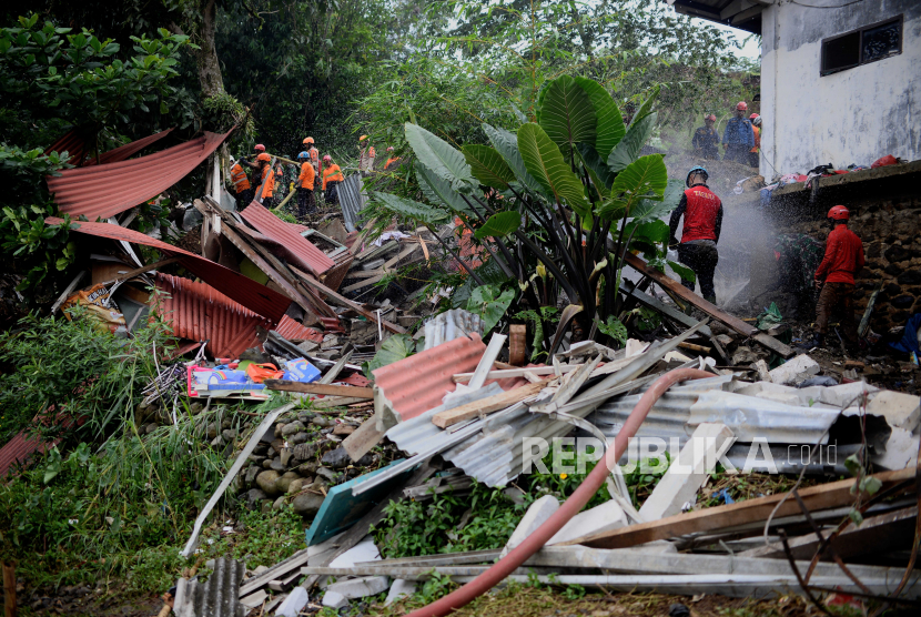 Rumah rusak akibat longsor (ilustrasi). BPBD Kabupaten Sukabumi Jawa Barat menyebutkan sejumlah rumah rusak dan akses jalan tertutup akibat bencana tanah longsor.