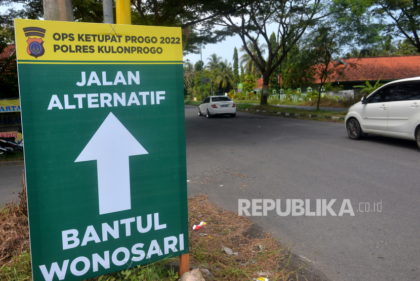 Rambu penunjuk jalan terpasang di simpang jalur pantai selatan (Pansela) pada H-2  Lebaran Idul Fitri di Sentolo, Yogyakarta, Sabtu (30/4/2022). Sebanyak 5,8 Juta Pemudik Diprediksi Masuk Yogyakarta pada Lebaran 2023
