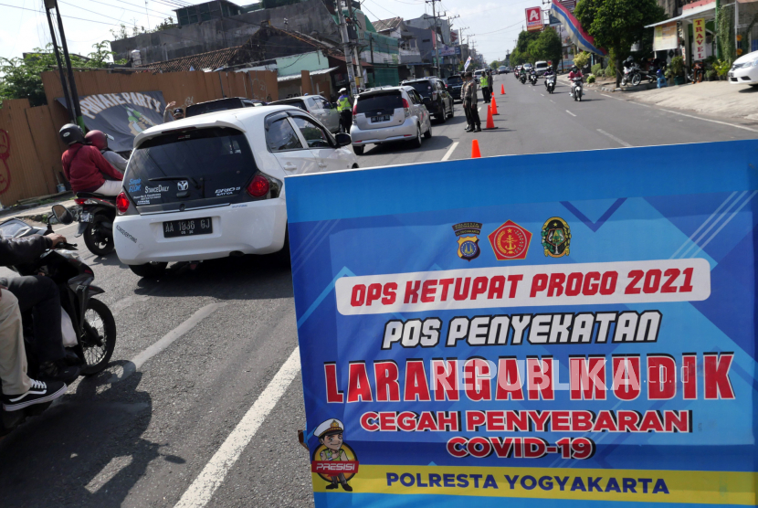 Polisi memantau kendaraan saat Operasi Penyekatan Pemudik oleh Polresta Yogyakarta di Yogyakarta, Ahad (30/5). Operasi penyekatan untuk warga luar Yogyakarta kembali diperpanjang hingga Senin (31/5). Bagi warga luar Yogyakarta juga dilakukan tes Covid-19 dengan rapid tes antigen. Ini dilakukan untuk mengurangi risiko penyebaran Covid-19.