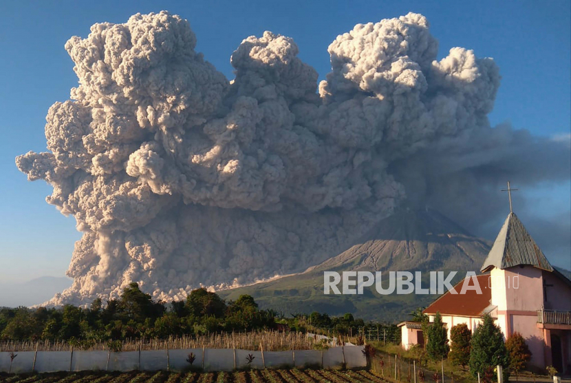 Warga yang tinggal di dekat Gunung Sinabung, Kabupaten Karo, Sumatra Utara, diminta untuk mewaspadai aktivitas gunung tersebut. 
