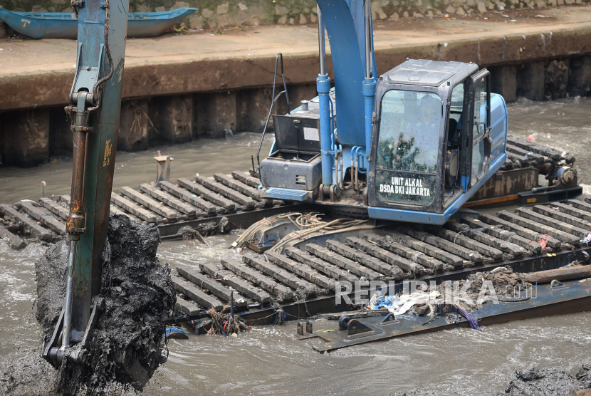 Petugas Dinas Sumber Daya Air Provinsi DKI dengan mengunakan alat berat mengeruk endapan sampah bercampur lumpur di Aliran Sungai Ciliwung kawasan Kwitang , Jakarta, Selasa (24/3). Pengerukan tersebut untuk menormalkan kedalaman sungai sehingga aliran air semakin lancar.
