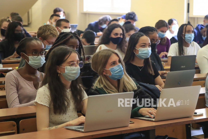 Sejumlah mahasiswa dengan menggunakan masker mengikuti perkuliahan Universitas Pantheon, Paris. WHO telah menetapkan Eropa sebagai episentrum penularan Covid-19.