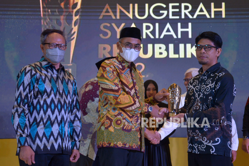 Perwakilan Mizan Amanah (kanan) pada acara Anugerah Syariah Republika 2022 di Jakarta, Selasa (29/11/2022). Yayasan Mizan Amanah berterima kasih kepada semua relawan, donatur, dan semua stakeholder yang sudah ikut andil dalam program kebaikan. (ilustrasi)