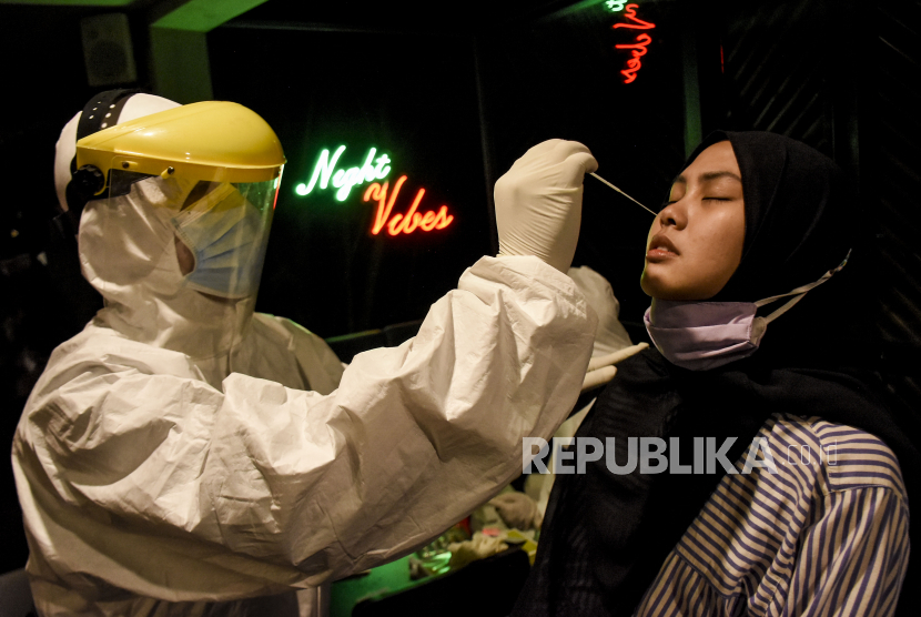 Petugas dari Dinas Kesehatan Kota Bandung melakukan tes cepat (rapid test) antigen kepada pengunjung saat operasi pengamanan dan penegakan hukum di salah satu kafe di Jalan Diponegoro, Kota Bandung (ilustrasi)