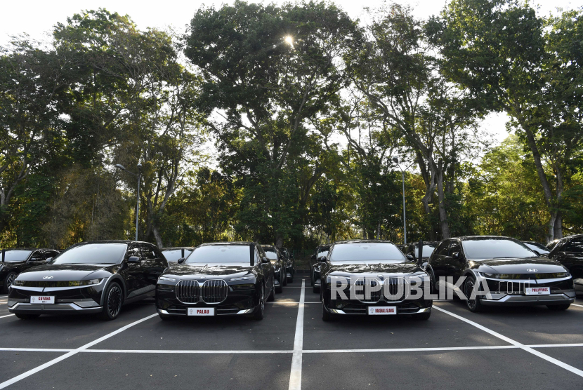 Sejumlah mobil listrik untuk kendaraan tamu negara diparkir di area Sentral Parkir ITDC Nusa Dua, Badung, Bali, Ahad (8/10/2023). Sebanyak 430 unit mobil listrik disiapkan untuk transportasi dalam Konferensi Tingkat Tinggi (KTT) Archipelagic and Island States (AIS) Forum 2023 di Nusa Dua, Bali pada 10-11 Oktober 2023. 