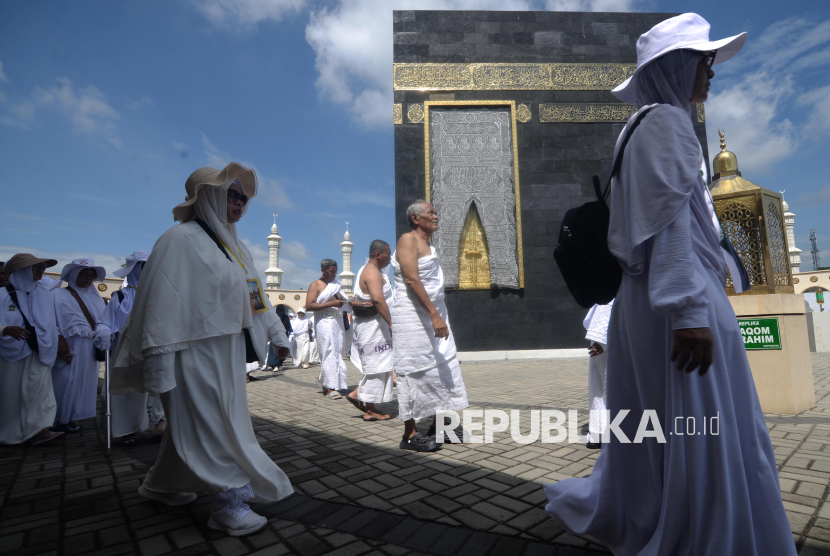 Calon jamaah haji mengikuti kegiatan manasik haji.