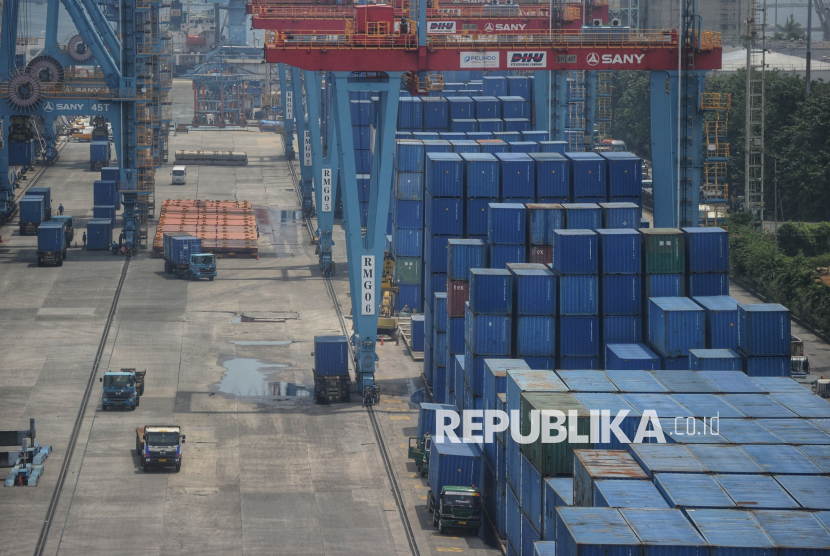Suasana bongkar muat peti kemas di Pelabuhan Tanjung Priok.
