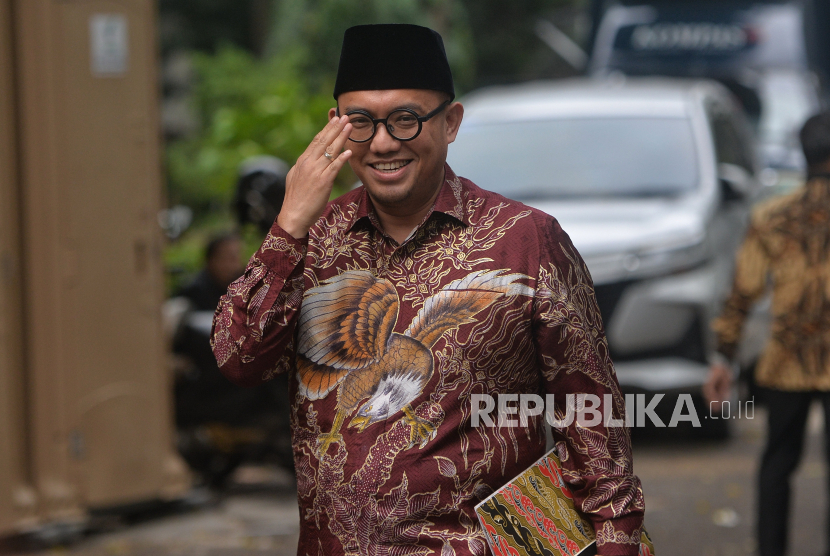 Juru Bicara Prabowo Subianto Dahnil Azhar Simanjuntak tiba di kediaman Presiden Terpilih Prabowo Subianto, Kertanegara, Jakarta Selatan, Selasa (15/10/2024). Presiden Terpilih Prabowo Subianto kembali melanjutkan memanggil sejumlah tokoh yang diyakini bakal menjadi calon menteri dan wakil menteri hingga kepala badan untuk pemerintahan baru ke depan.