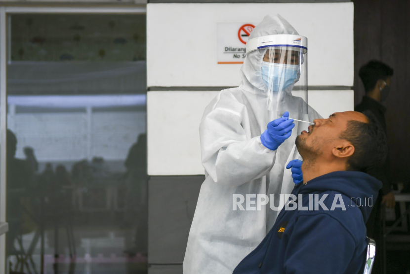 Petugas medis melakukan rapid tes antigen Covid-19. Masyarakat diminta untuk terus mempraktikkan 3 M, saat ini 64 kabupaten/kota di Indonesia tercatat sebagai daerah risiko tinggi Covid-19.