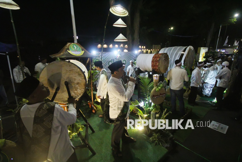 Dalam menyambut Lebaran 2026, Pemerintah Provinsi Jawa Barat (Jabar) mengelar Festival Bedug saat malam takbiran di depan Gedung Sate, Jalan Diponegoro, Kota Bandung, Jumat (20/3/2026). Para peserta merupakan perwakilan pemerintah kabupaten/kota serta UPTD seluruh Jabar. Tidak hanya kemahiran memukul bedug dan lantunan takbir, para peserta juga berlomba mempercantik boothnya dengan ornamen khas.