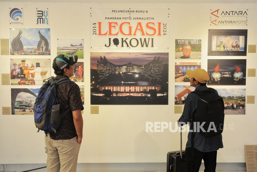 Pengunjung mengamati karya yang dipamerkan dalam pameran Legasi Jokowi 2014-2024 di Galeri Foto Jurnalistik Antara, Antara Heritage Center, Jakarta, Ahad (13/10/2024). Pameran yang diselenggarakan oleh LKBN ANTARA tersebut memamerkan sebanyak 145 karya foto dari pewarta foto Antara yang menggambarkan tentang perjalanan Presiden Republik Indonesia Joko Widodo dari menjabat sebagai Wali Kota Solo, Gubernur DKI Jakarta hingga menjadi Presiden Republik Indonesia selama dua periode dari 2014-2024.