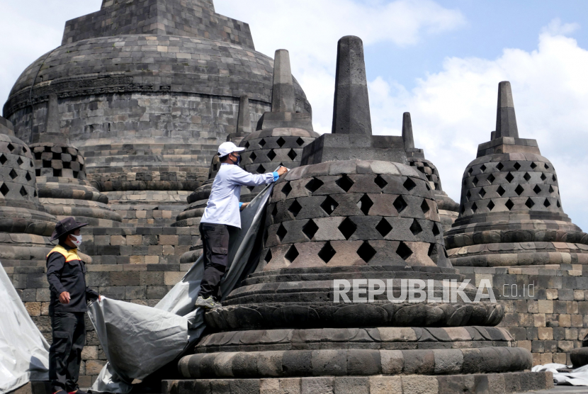 Stupa Borobudur Ditutup Terpal Antisipasi Erupsi Merapi. Petugas Balai Konservasi Borobudur (BKB) menutup stupa dengan menggunakan terpal di Candi Borobudur, Magelang, Jawa Tengah, Kamis (12/11). Penutupan stupa dan lantai Candi Borobudur untuk mengantisipasi abu vulkanis jika terjadi erupsi Gunung Merapi. Langkah ini diambil menyusul peningkatan status Siaga dan aktivitas vulkanik Merapi. Penutupan ini dilakukan secara bertahap, saat ini sudah ada 32 stupa di lantai 8 yang sudah ditutup terpal. Dan yang lain mengikuti perkembangan aktivitas Gunung Merapi.