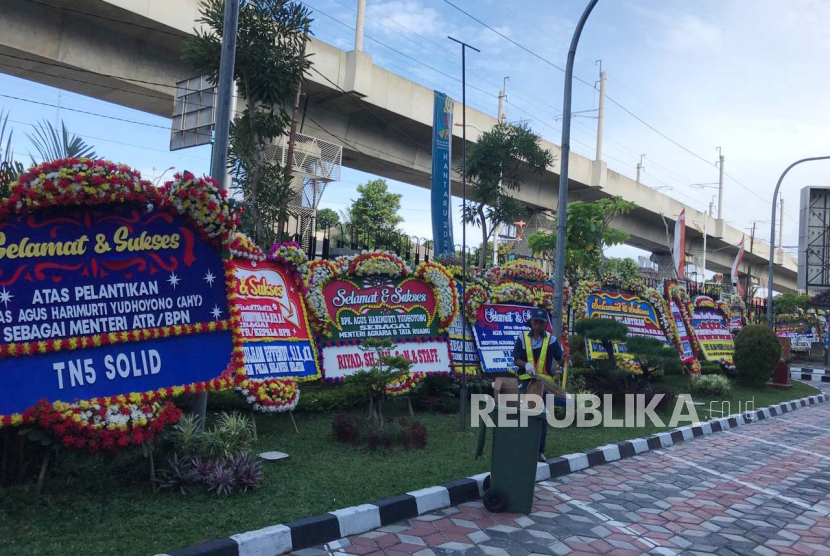 Halaman depan Kantor Kementerian ATR BPN, di Kebayoran Baru, Jakarta Selatan, Kamis (22/2/2024) dihiasi ratusan papan bunga ucapan selamat atas pelantikan AHY jadi Menteri ATR/BPN  yang baru.