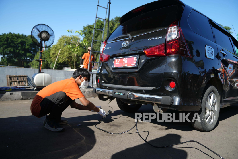 Dinas Lingkungan Hidup (DLH) Kabupaten Sleman menggelar uji emisi kendaraan bermotor gratis di area parkir utara Lapangan Denggung, Kabupaten Sleman, DIY, Selasa (7/5/2024). 