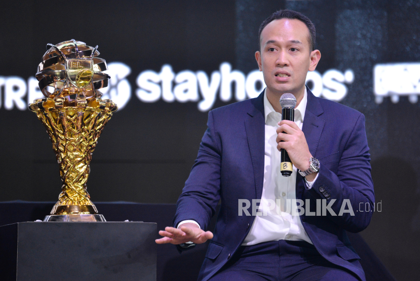 Direktur Utama Indonesian Basketball League Junas Miradiarsyah memberikan keterangan saat menggelar jumpa pers terkait Final IBL 2024 di Jakarta, Selasa (30/7/2024). Partai Final IBL 2024 akan mempertemukan Satria Muda melawan Pelita Jaya. Format Final IBL menggunakan sistem best-of-three yang akan memainkan pertandingan pertama pada Kamis (1/7/2024) di Britama Arena.