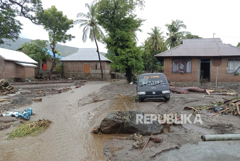 Sebuah kendaraan rusak terendam air banjir di Ile Ape, di Pulau Lembata, provinsi Nusa Tenggara Timur, Ahad (4/4). Pemerintah akan menyiapkan dana bantuan untuk merenovasi rumah masyarakat yang terdampak bencana akibat cuaca ekstrem di NTT dan NTB. 