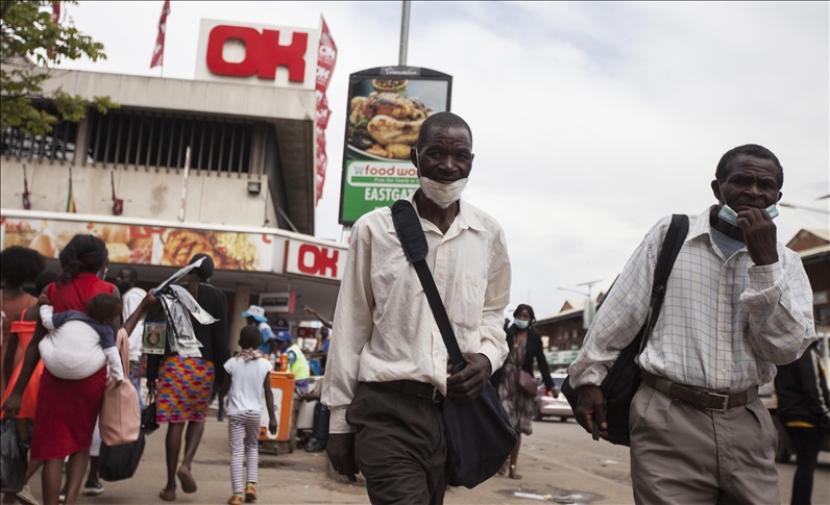 Zimbabwe akan membatasi jumlah pegawai negeri yang bekerja di kantor menjadi 10 persen, menyusul kematian dua menteri akibat Covid-19.