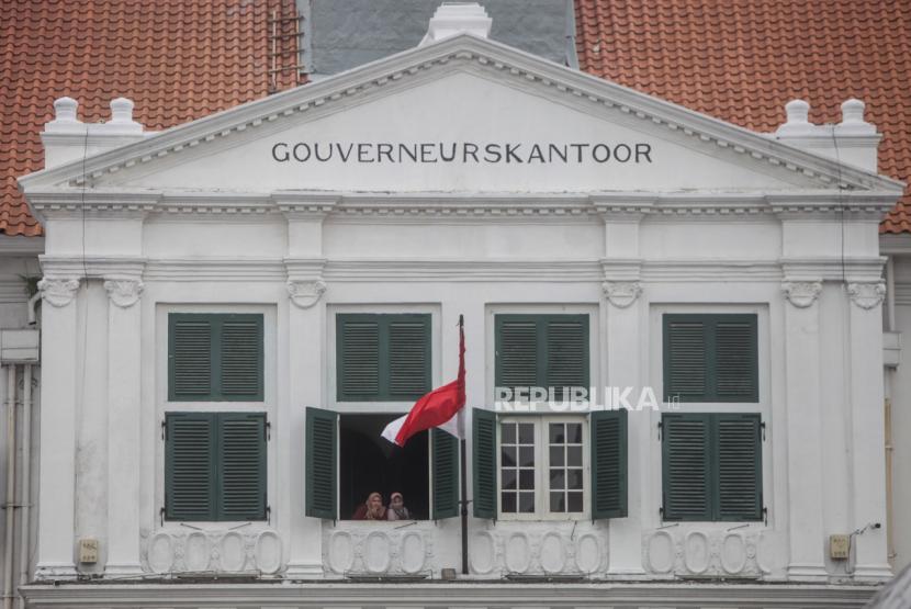 Kawasan Kota Tua yang menampilkan bangunan tua peninggalan VOC abad ke-17 tersebut menjadi destinasi wisata favorit bagi masyarakat untuk menghabiskan hari libur.