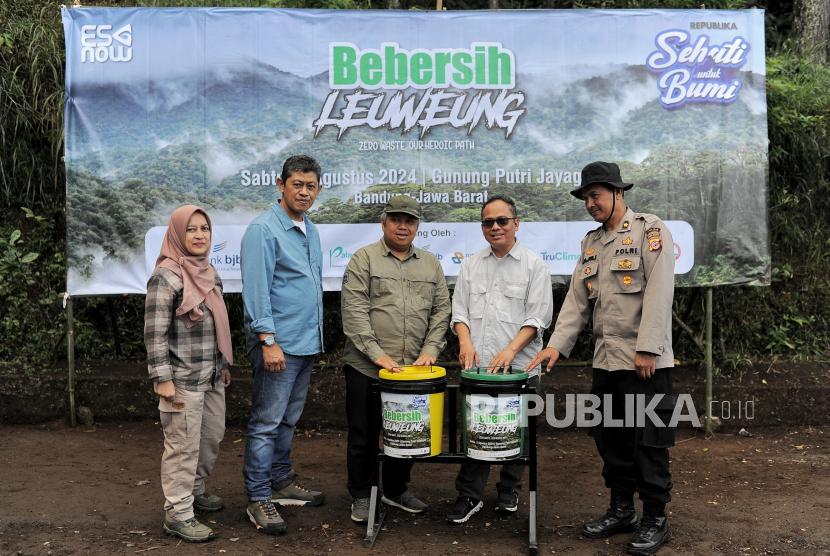 Direktur Operasional Republika Nur Hasan Murtiaji (kedua kanan) menyerahkan secara simbolis tempat sampah kepada Kepala Dinas Perhutanan Provinsi Jawa Barat Dodi Ardian (tengah) dan Kepala Divisi Regional Perhutani Jabar dan Banten Yudha Suswardhanto (kedua kiri) saat kegiatan Bebersih Leuweung di Gunung Putri, Jayagiri, Lembang, Jawa Barat, Sabtu (4/8/2024). Republika menggelar kegiatan bebersih leweung  yang merupakan bagian dari program Sehati untuk Bumi.